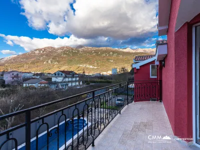 Jaz plajına yakın, altı daireli binada geniş üç odalı daire.